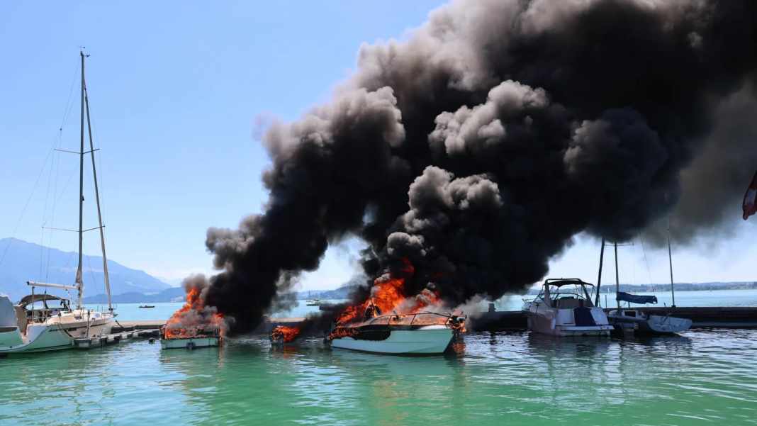 Bootsbrand im Zuger Bootshafen
